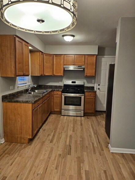 Building Photo - 5858 W Diversey Ave