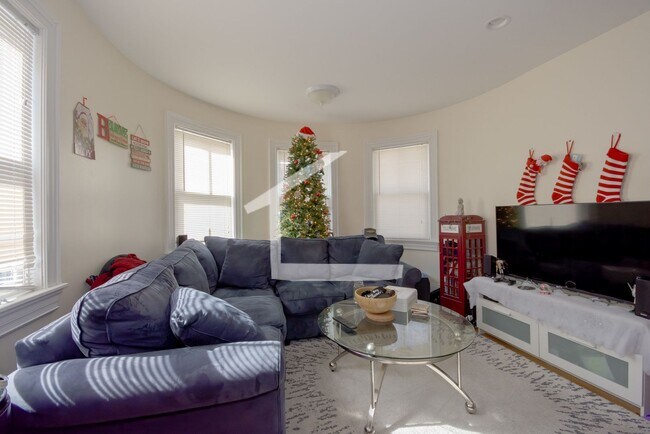 Building Photo - HUge 3 bed in Allston
