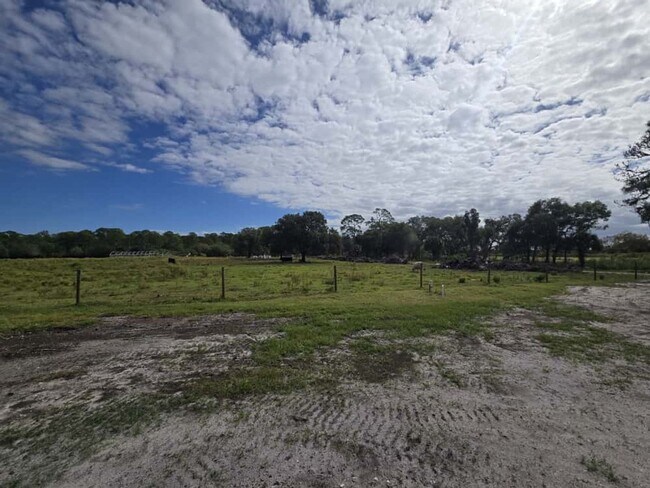 Building Photo - Beautiful Fort Pierce Home – Great Locatio...