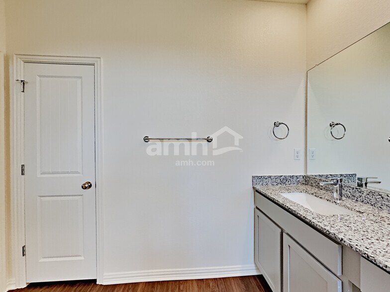 Building Photo - 2706 Lillybrook Ln
