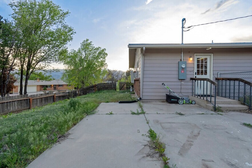 Building Photo - 1400 Acacia Dr