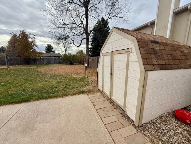 Building Photo - Large 4 Bedroom/2 Bath Bi-Level Home with ...