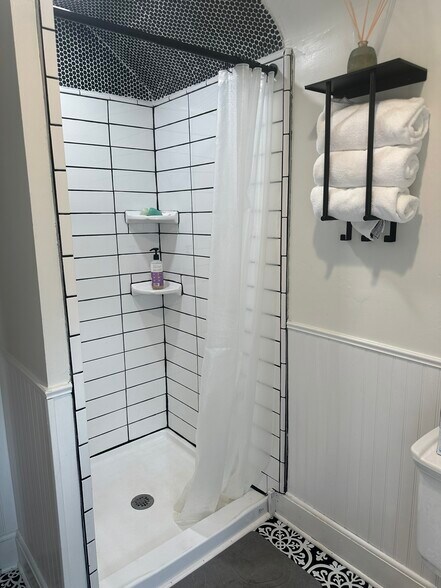 Apt B Bathroom - 84 Mount Hermon Way