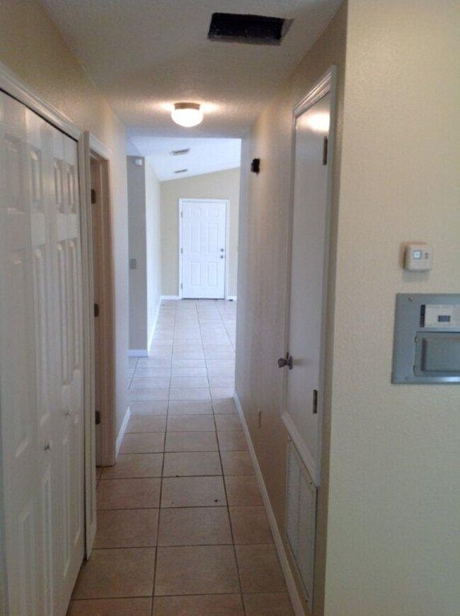 Building Photo - Taft Area/S Orange Ave - Cute 3 bedroom 2 ...
