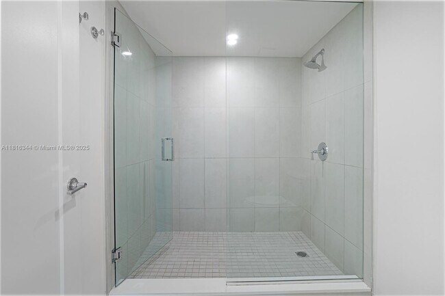 Building Photo - 555 NE 34th St