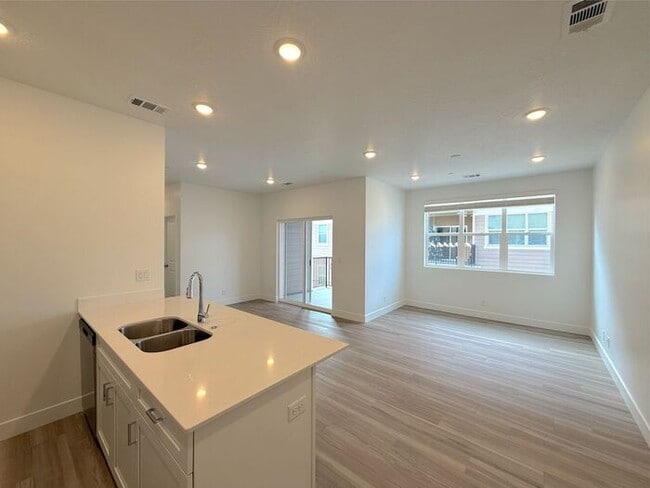 Building Photo - Desert Color Condo 2 bd, 2 bt, 1 Car Garage