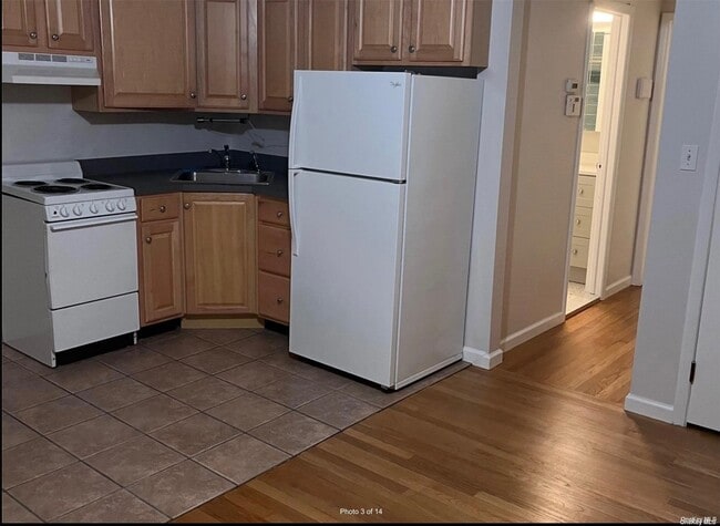 Building Photo - 24 Deepdale Dr