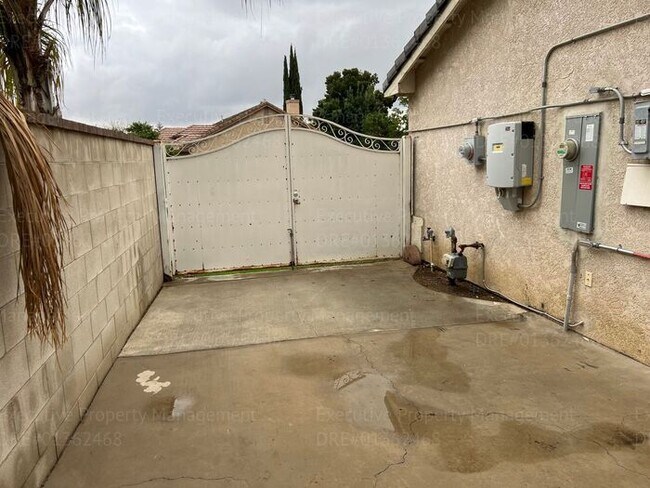 Building Photo - Stunning 4-bedroom, 3 bathroom home located in the westside of Bakersfield this spacious house of...