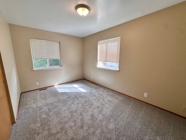 Building Photo - Tradition Kirkland Split Level with Gorgeous Views nestled in the middle of NorKirk