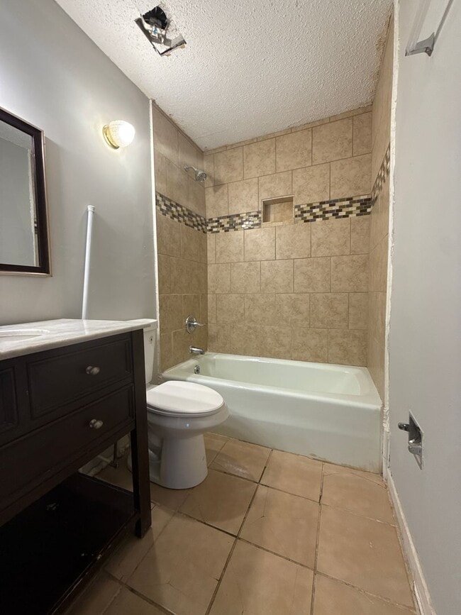 Building Photo - 4 bed 2 bath in Decatur!