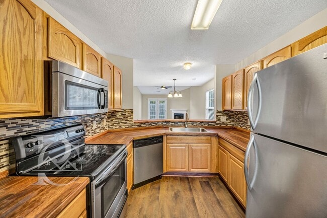 Building Photo - ONE STORY LIVING - MINUTES FROM EVERYTHING