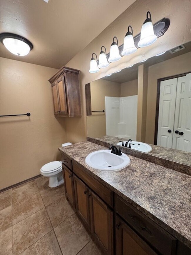 Building Photo - 3 bed 2 bath duplex in Chickasha