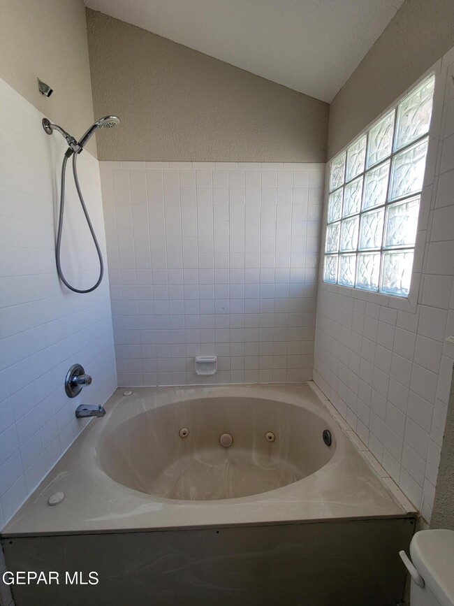 Building Photo - 3200 Mountain Ridge Dr