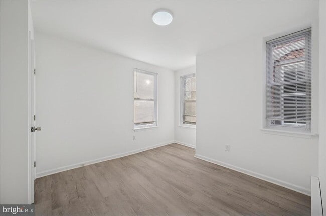 Building Photo - 1418 W Erie Ave