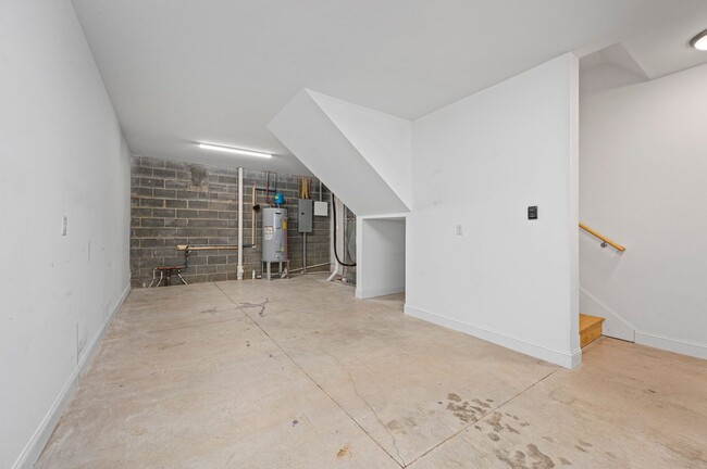 Building Photo - Beautiful & Modern 3-Bedroom Townhome near...