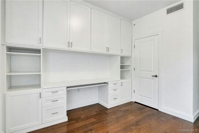 Building Photo - 10 Byron Pl