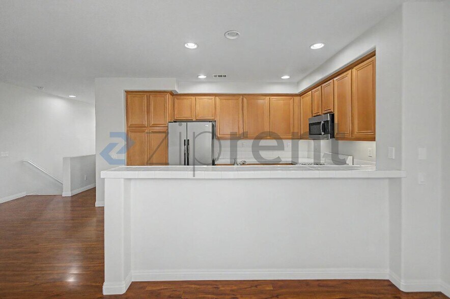 Building Photo - Unit 2