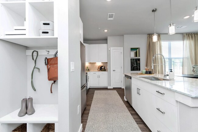 Building Photo - 2 Bed for $1,845 + 2 Months Free & $500 Lo...
