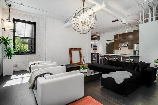 Building Photo - 3235 Roswell Rd NE