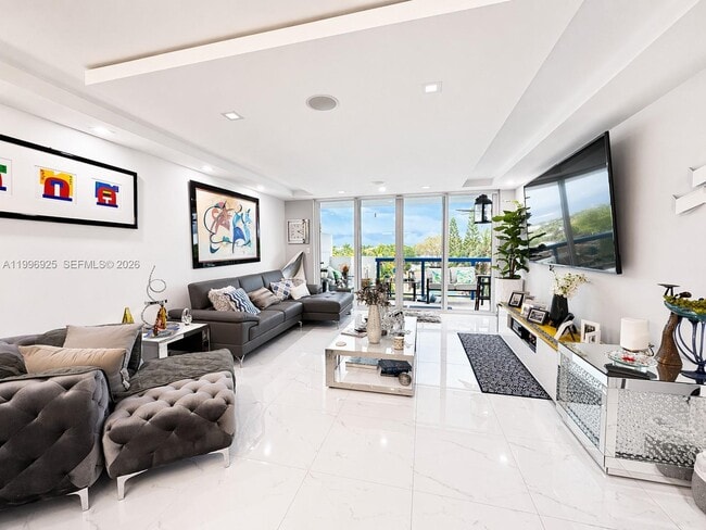 Building Photo - 2370 NE 135th St