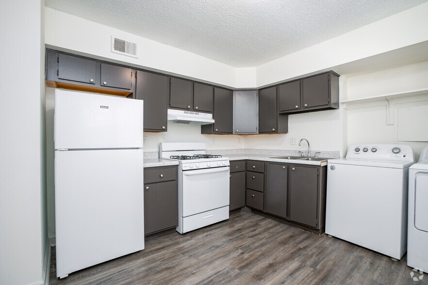 3BR, 1BA - 1,003SF - Kitchen - SkyView