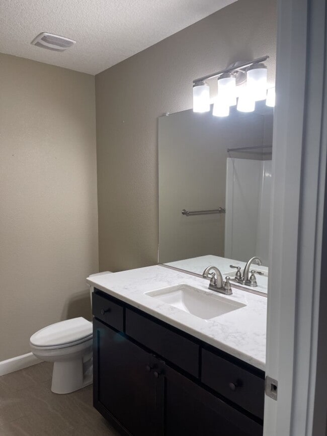 Building Photo - Beautiful Townhome in Camas!