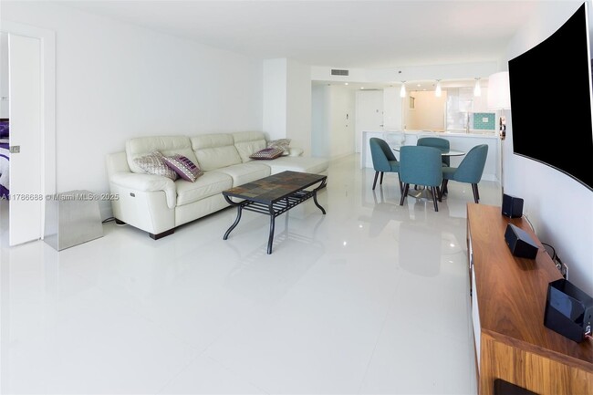 Building Photo - 1717 N Bayshore Dr