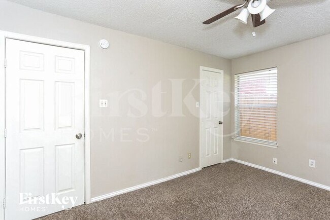 Building Photo - 1701 Oxford Dr