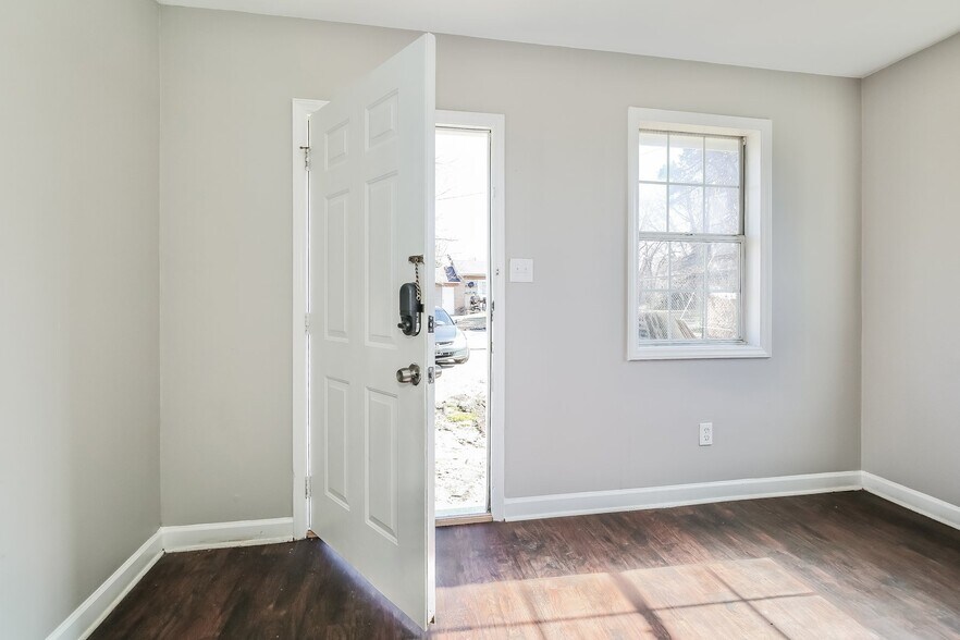 Building Photo - 802 Abington Dr