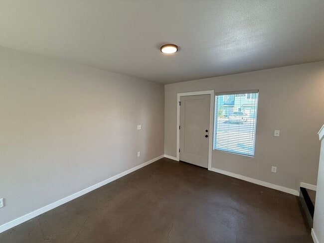Building Photo - 2901 Waverly Dr SE