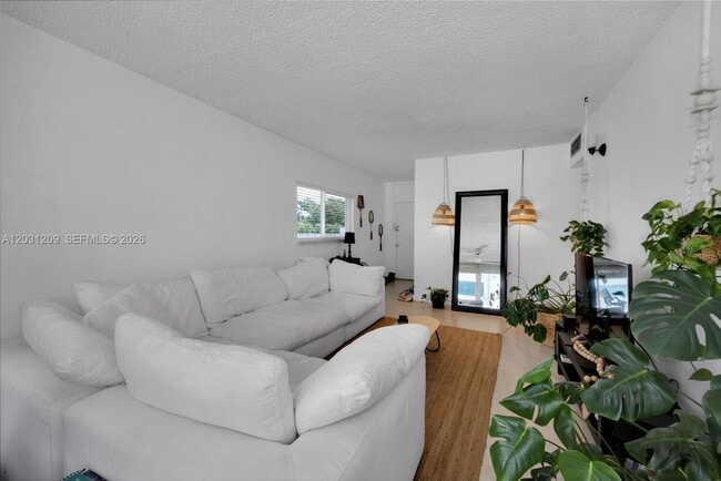 Building Photo - 2539 Bayshore Dr