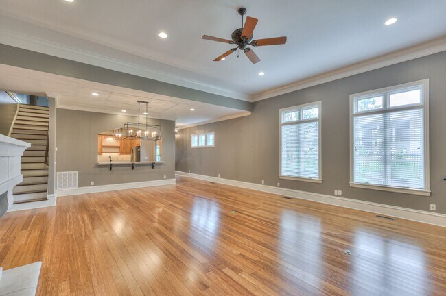 Building Photo - Stunning Executive Townhome in the Heart o...