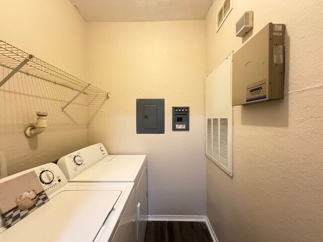 Building Photo - Awesome apartment at Grand Reserve at Kirkman!