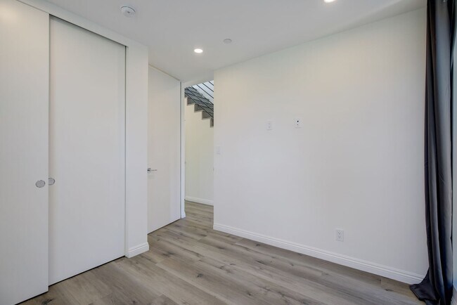 Building Photo - 837 N Kingsley Dr