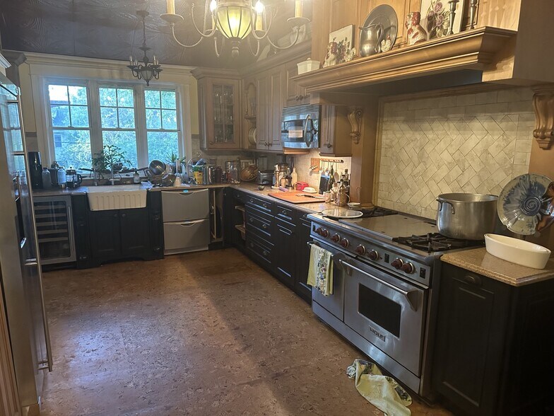 Kitchen - 1926 Kearny St NE