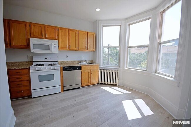 Building Photo - 154 Undercliff Ave