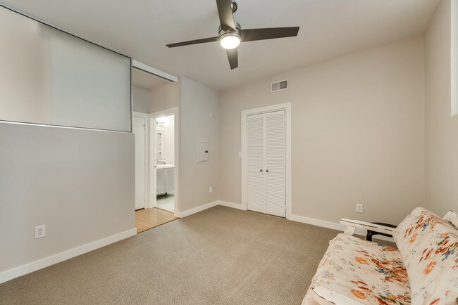Building Photo - Stunning 2/2 Condo in Oak Lawn!