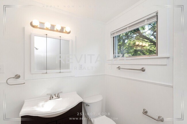 Building Photo - James Street Duplex