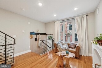 Building Photo - 1233 N Hollywood St