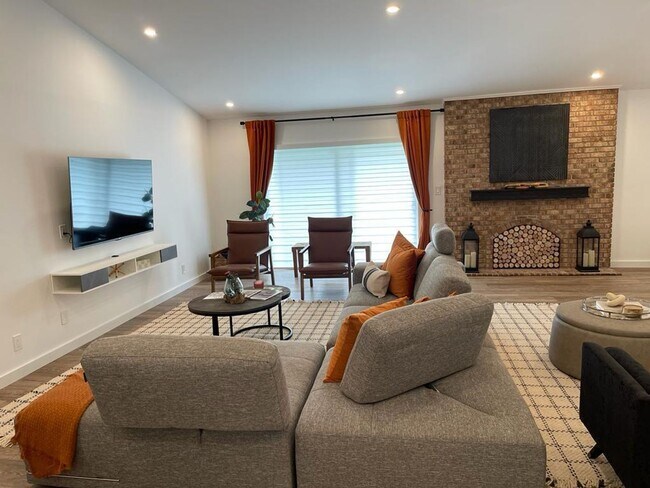 Building Photo - 7360 San Sebastian Dr