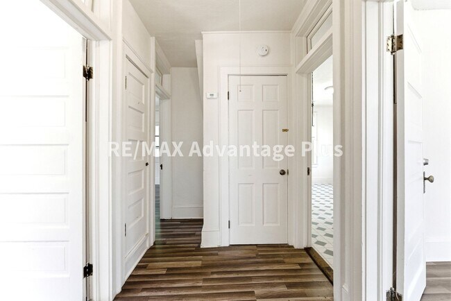 Building Photo - 106 Grove St