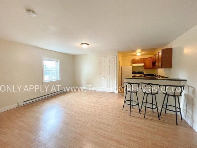 Building Photo - 853 Manor St