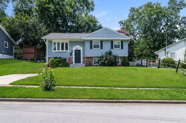 Building Photo - Spacious Single Family Home with backyard space