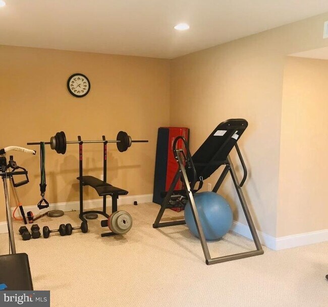 Building Photo - 2303 Dorchester St W