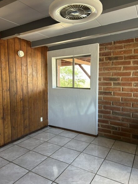Building Photo - 200 W Mustang Rd