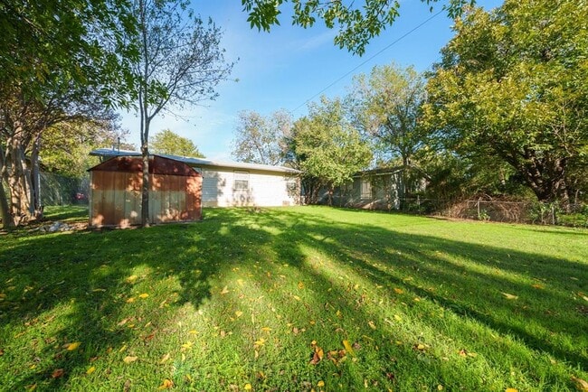Building Photo - 1403 Broadmoor Dr