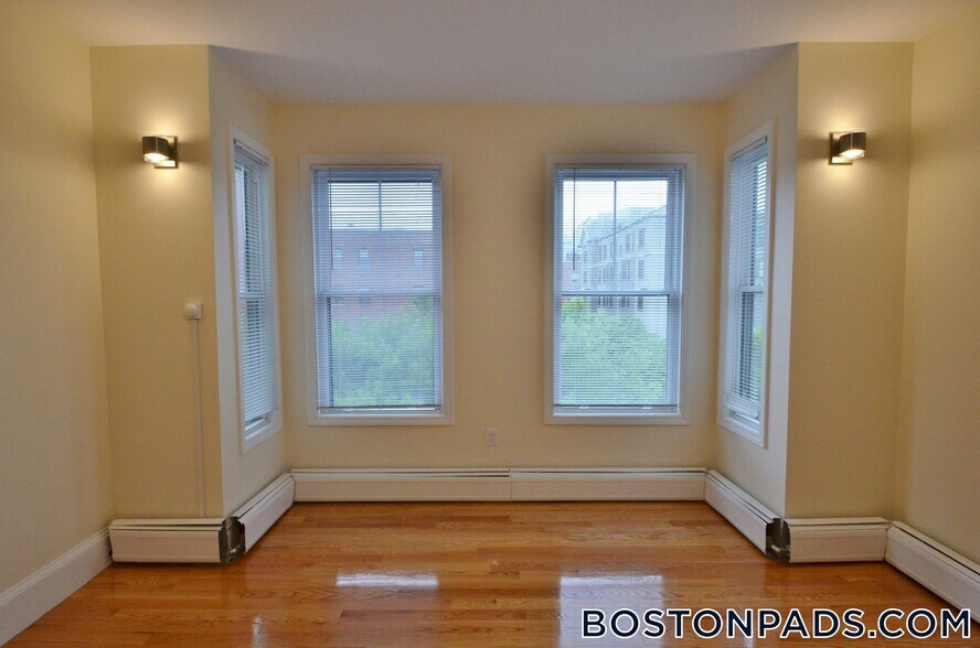 Building Photo - 35 Brookline St