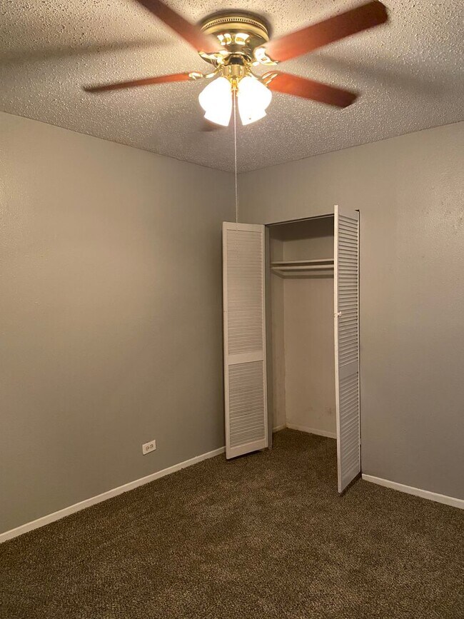 Building Photo - Spacious 2-Bedroom Near North Star
