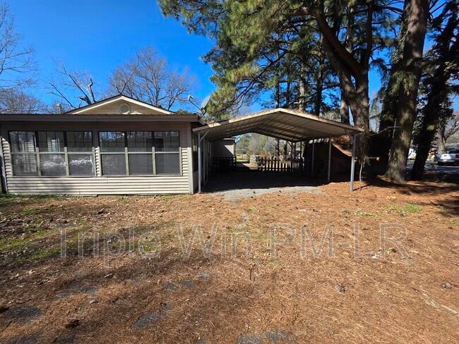 Building Photo - 202 Rosemary Ln