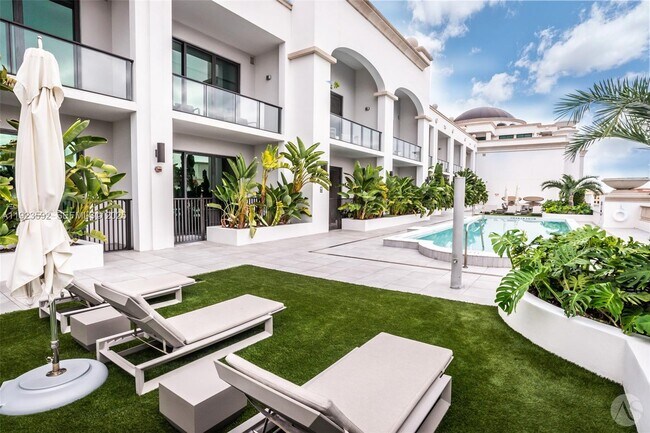 Building Photo - 275 Giralda Ave